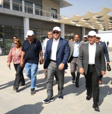 وزير الإسكان يعقد اجتماعا مع الشركات المنفذة بحدائق تلال الفسطاط..ويتفقد مواقع العمل