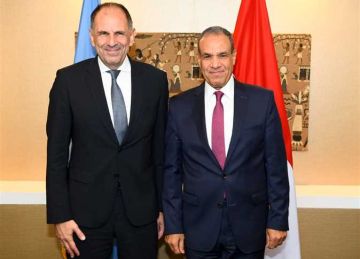 وزير الخارجية يؤكد لنظيره اليوناني ضرورة وضع حد للعمليات العسكرية الإسرائيلية فى غزة