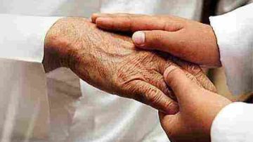 حكم تقبيل يد العلماء.. الإفتاء: هكذا فعل الصحابة مع النبي حكم تقبيل يد العلماء.. الإفتاء: هكذا فعل الصحابة مع النبي