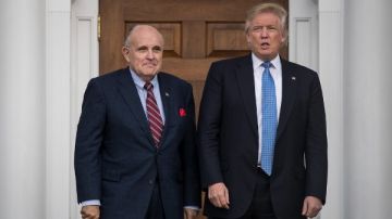 رغم أزماته القانونية.. ترامب يمنح رودي جولياني وسام الحرية الرئاسي