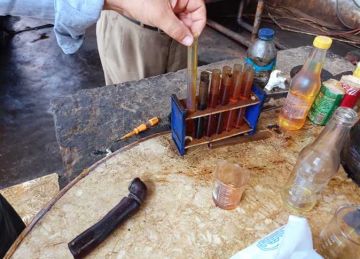 كميات كبيرة.. ضبط مصنع غير مرخص لإعادة تدوير زيوت السيارات الهالكة بسمنود