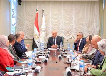 وزير التعليم يبحث المبادرات المتعلقة بمجال الكشف عن ضعاف البصر بين طلاب المدراس وزير التعليم يبحث المبادرات المتعلقة بمجال الكشف عن ضعاف البصر بين طلاب المدراس