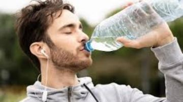 لا تشربها قبل أن تعرف الحقيقة.. زجاجات المياه البلاستيكية في الشمس قد تؤدي إلى خطر داهم يهدد صحة الجسم