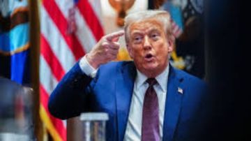 نيوزويك: ارتفاع حاد في تسريحات الوظائف بالولايات المتحدة يضعف موقف ترامب