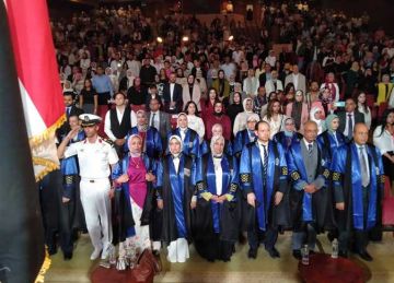 تخريج الدفعة 8 بـ علوم سياسية الإسكندرية .. والعميدة لـ الخريجين : ودعتم الدراسة لبدء مسيرة جديدة 