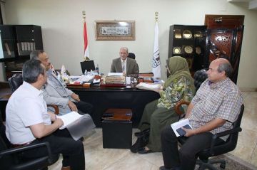 سكرتير عام بني سويف يناقش مستحقات الدولة عن مشاريع الصرف الزراعي المغطى