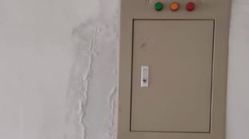 أنقذوا ولادنا الأهالي يستغيثون من رشح مياه بجوار تابلوه الكهرباء بمدرسة الزهور بالمرج أنقذوا ولادنا الأهالي يستغيثون من رشح مياه بجوار تابلوه الكهرباء بمدرسة الزهور بالمرج