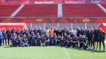 ريبييرو يودع الجهاز الإداري والطبي والعاملين بالفريق الأول للأهلي ريبييرو يودع الجهاز الإداري والطبي والعاملين بالفريق الأول للأهلي