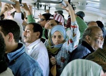 للبنات.. كيف تحمي نفسك في المواصلات العامة؟