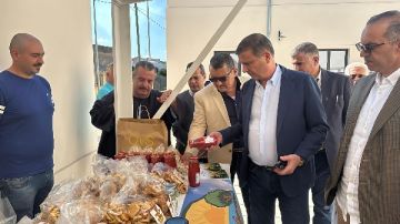 وزيرا الزراعة والشئون النيابية يتفقدان أحد النماذج التعاونية المنتجة بجنوب إيطاليا