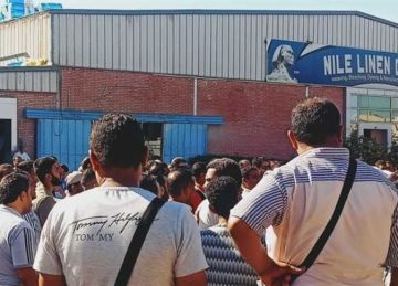 وفاة رضيعة في حضن أمها العاملة .. القصة الكاملة لـ مأساة شركة الغزل والنسيج بالإسكندرية وفاة رضيعة في حضن أمها العاملة .. القصة الكاملة لـ مأساة شركة الغزل والنسيج بالإسكندرية