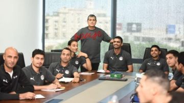 أوسكار يراجع حالات الـ VAR مع الحكام