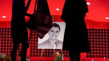 الانتقام والثأر.. مقتل تشارلي كيرك يدخل الصراع بين اليمين واليسار الأمريكيين نفقا مظلما الانتقام والثأر.. مقتل تشارلي كيرك يدخل الصراع بين اليمين واليسار الأمريكيين نفقا مظلما