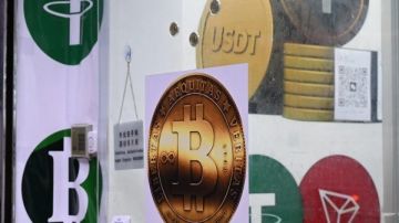 حائز على نوبل يحذر من ضعف الرقابة على العملات المستقرة