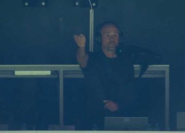 على طريقة مدربي الرجبي.. حيلة مبتكرة من إنريكي تخطف الأنظار في الدوري الفرنسي على طريقة مدربي الرجبي.. حيلة مبتكرة من إنريكي تخطف الأنظار في الدوري الفرنسي