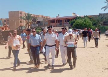 في حملة موسعة.. تنفيذ 59 قرار غلق لأنشطة تجارية مخالفة في العاشر من رمضان