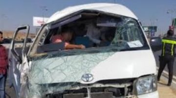 انقلاب ميكروباص وإصابة 6 من الركاب أعلى الطريق الأوسطي انقلاب ميكروباص وإصابة 6 من الركاب أعلى الطريق الأوسطي