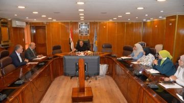 محافظ أسيوط يعقد اجتماعا لبحث تنفيذ مشروعات تنموية لتوفير فرص عمل للشباب