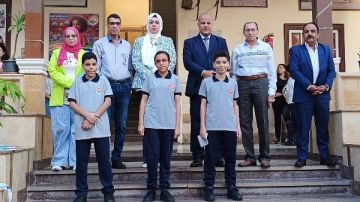 مدير تعليم بورسعيد يشارك طلاب اليونانية طابور الصباح .. صور