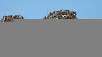 مصادر فلسطينية: انقطاع الاتصالات في غزة وتقدم الدبابات شمال غرب القطاع مصادر فلسطينية: انقطاع الاتصالات في غزة وتقدم الدبابات شمال غرب القطاع