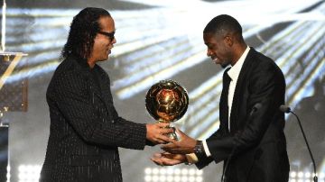 والدة عثمان ديمبيلي تكشف كواليس غير متوقعة عن فوزه بالكرة الذهبية