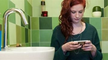 احذر استخدام الهاتف في الحمام.. يصيبك بهذا المرض