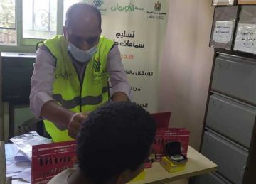  تضامن المنيا تسلم 244 سماعة طبية لغير قادرين