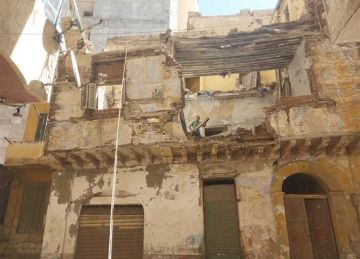 تهدد المارة.. إزالة أجزاء من عقار قديم في كوم الدكة بالإسكندرية