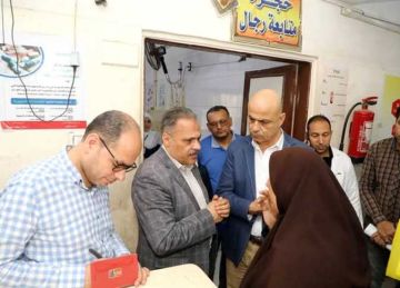 في زيارة مفاجئة لمستشفى القرين.. محافظ الشرقية يوجه بصيانة أجهزة الغسيل الكلوي ويحاور المرضى