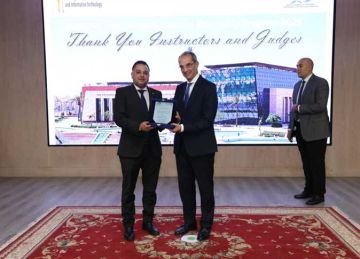 وزير الاتصالات يكرم مدير برامج كلية علوم الحاسب بجامعة بنها الأهلية