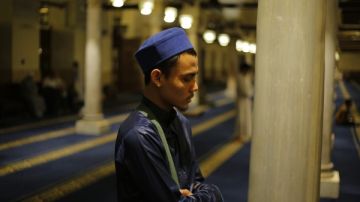 ما هي عورة الرجل في الصلاة؟ دار الإفتاء تكشف عن حدودها