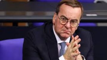 وزير الدفاع الألماني ينتقد تصريحات فون دير لاين حول خطط نشر قوات أوروبية في أوكرانيا وزير الدفاع الألماني ينتقد تصريحات فون دير لاين حول خطط نشر قوات أوروبية في أوكرانيا