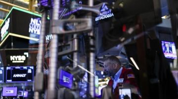 أسهم Apple تفقد 52 مليار دولار في يوم واحد.. وسهم JPMorgan يحلق مرتفعا أسهم Apple تفقد 52 مليار دولار في يوم واحد.. وسهم JPMorgan يحلق مرتفعا