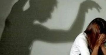 التحقيقات مع المدير المتهم بمضايقة طالبة: استهدف فتيات لديهن مشاكل أسرية التحقيقات مع المدير المتهم بمضايقة طالبة: استهدف فتيات لديهن مشاكل أسرية