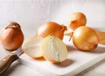  خليها جنبك في غرفة النوم هتحس بالفرق .. فوائد غير متوقعة لوضع نصف بصلة بجانبك وأنت نائم