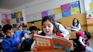 موقف تسليم الكتب ووجبات التغذية للطلاب مع بداية العام الدراسي الجديد موقف تسليم الكتب ووجبات التغذية للطلاب مع بداية العام الدراسي الجديد