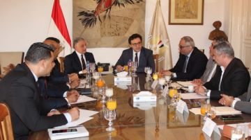 وزير الثقافة ومحافظ الإسماعيلية يبحثان ترتيبات الاحتفال بعام أم كلثوم والدورة الـ25 لمهرجان الفنون الشعبية
