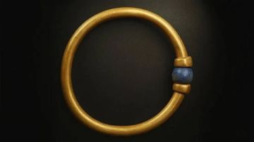 عاجل.. كبير الأثريين: إسورة المتحف المصري كان بها خرزة في النصف ولا أحد يعلم مكانها