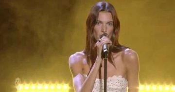 بث مباشر حفل الكرة الذهبية.. شارلوت كاردين تقدم أغنية البالون دور بث مباشر حفل الكرة الذهبية.. شارلوت كاردين تقدم أغنية البالون دور