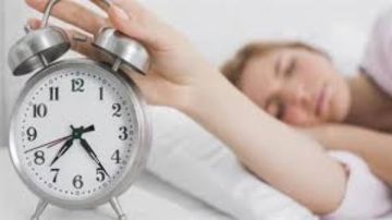 عادات يومية تدمر صحتك .. الجلوس الدائم وقلة شرب الماء واستخدام السماعات الأبرز