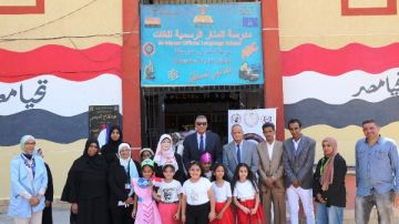 محافظ أسوان يواصل جولاته بالمدارس مع انطلاق العام الدراسي الجديد.. شاهد