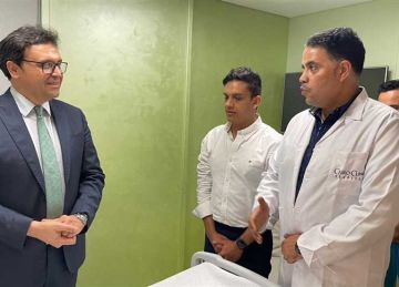 وزير الثقافة يزور المايسترو سليم سحاب بالمستشفى للاطمئنان على حالته الصحية وزير الثقافة يزور المايسترو سليم سحاب بالمستشفى للاطمئنان على حالته الصحية