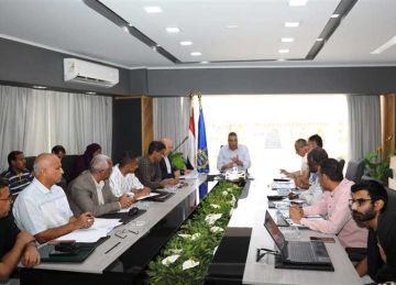 اجتماع لمناقشة موقف ونسب الإنجاز بملف التقنين واسترداد أراضى الدولة في أسوان