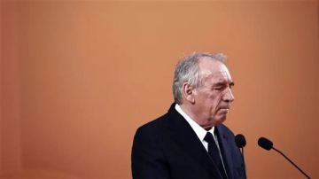 بعد حجب البرلمان الثقة عنها.. ماذا بعد سقوط الحكومة الفرنسة؟