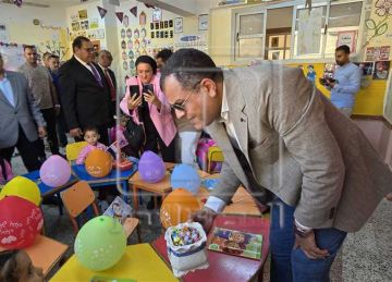  بونبوني وهدايا تذكارية .. وكيل تعليم دمياط يشارك التلاميذ فرحة أول أيام العام الدراسي الجديد