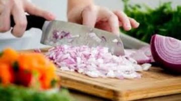 نشرة المرأة والمنوعات مخاطر صحية للإفراط في شرب الماتشا..حيل تمنعك من البكاء أثناء تقطيع البصل نشرة المرأة والمنوعات مخاطر صحية للإفراط في شرب الماتشا..حيل تمنعك من البكاء أثناء تقطيع البصل