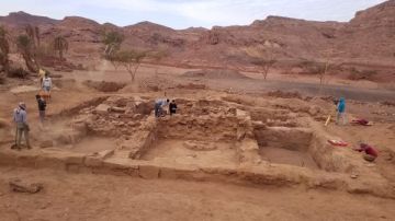 نقوش ملكية وخام النحاس والفيروز.. وادي النصب بجنوب سيناء يعكس عبقرية القدماء المصريين نقوش ملكية وخام النحاس والفيروز.. وادي النصب بجنوب سيناء يعكس عبقرية القدماء المصريين