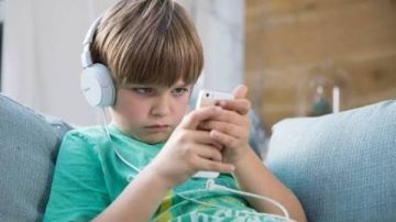 استشاري : الهواتف الذكية تضاعف مشكلات جفاف العين لدى الأطفال