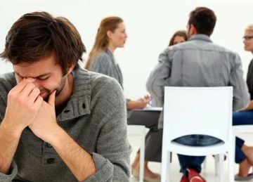 اضطراب القلق الاجتماعي .. كيف تعرف أنك مصاب وكيف تتعامل مع المناسبات دون توتر؟ اضطراب القلق الاجتماعي .. كيف تعرف أنك مصاب وكيف تتعامل مع المناسبات دون توتر؟