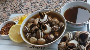 الحلزونة... الببوش لذة طعام الشوارع المغربية في طبق بيتي أصيل